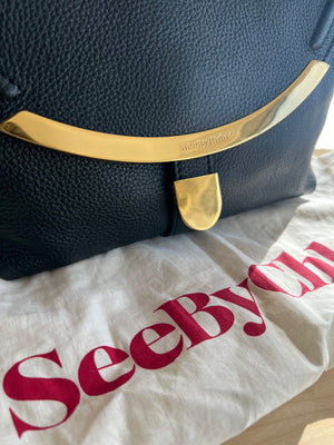 See By Chloé Sac à rabat en cuir grainé noir, barrette dorée et bandoulière — vue 12 | Le comptoir vintage
