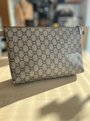 Gucci Pochette zippée vintage Gucci Plus toile enduite GG beige et marron — vue 2 | Le comptoir vintage