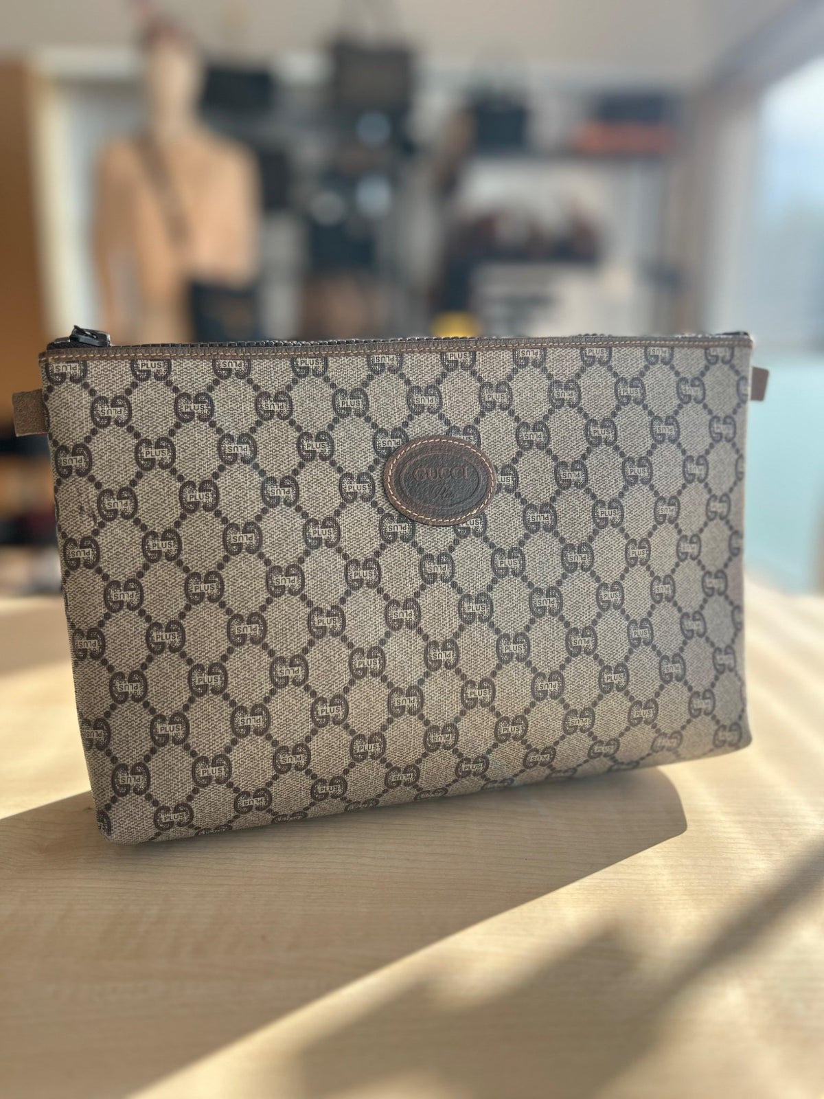 Gucci Pochette zippée vintage Gucci Plus toile enduite GG beige et marron authentifiée — Le comptoir vintage