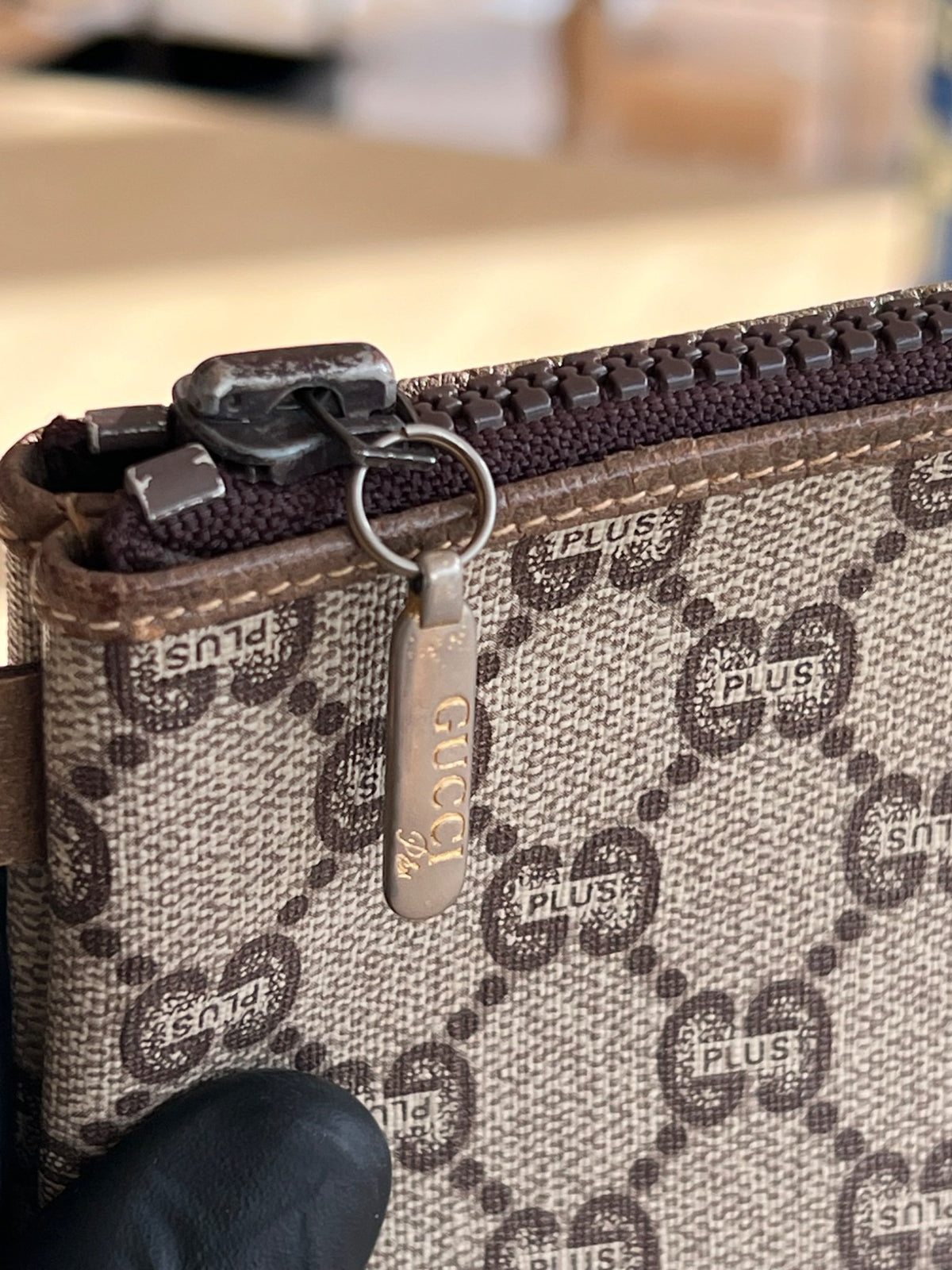 Gucci Pochette zippée vintage Gucci Plus toile enduite GG beige et marron — vue 6 | Le comptoir vintage