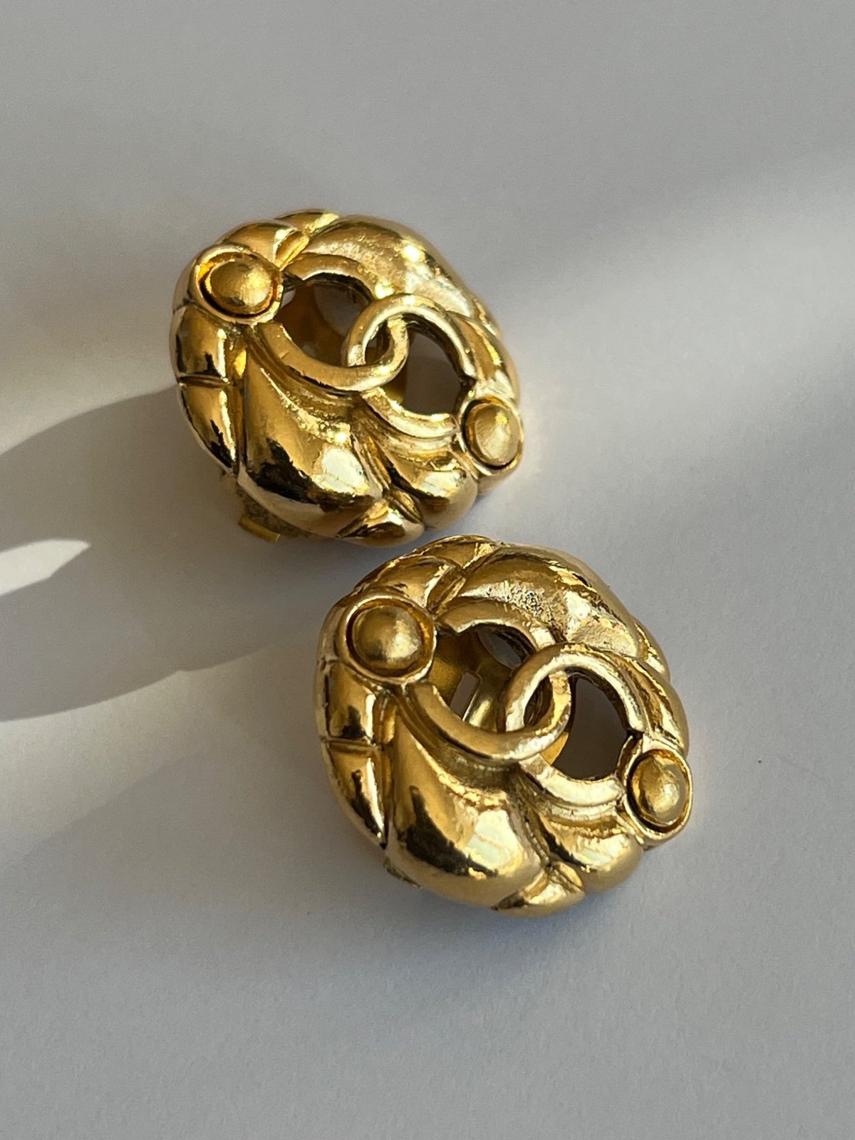 Boucles d'oreilles Chanel authentifiée — Le comptoir vintage