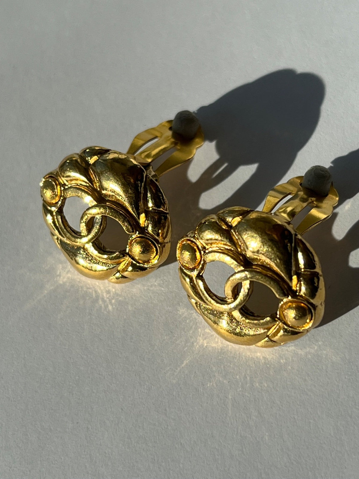 Boucles d'oreilles Chanel — vue 3 | Le comptoir vintage