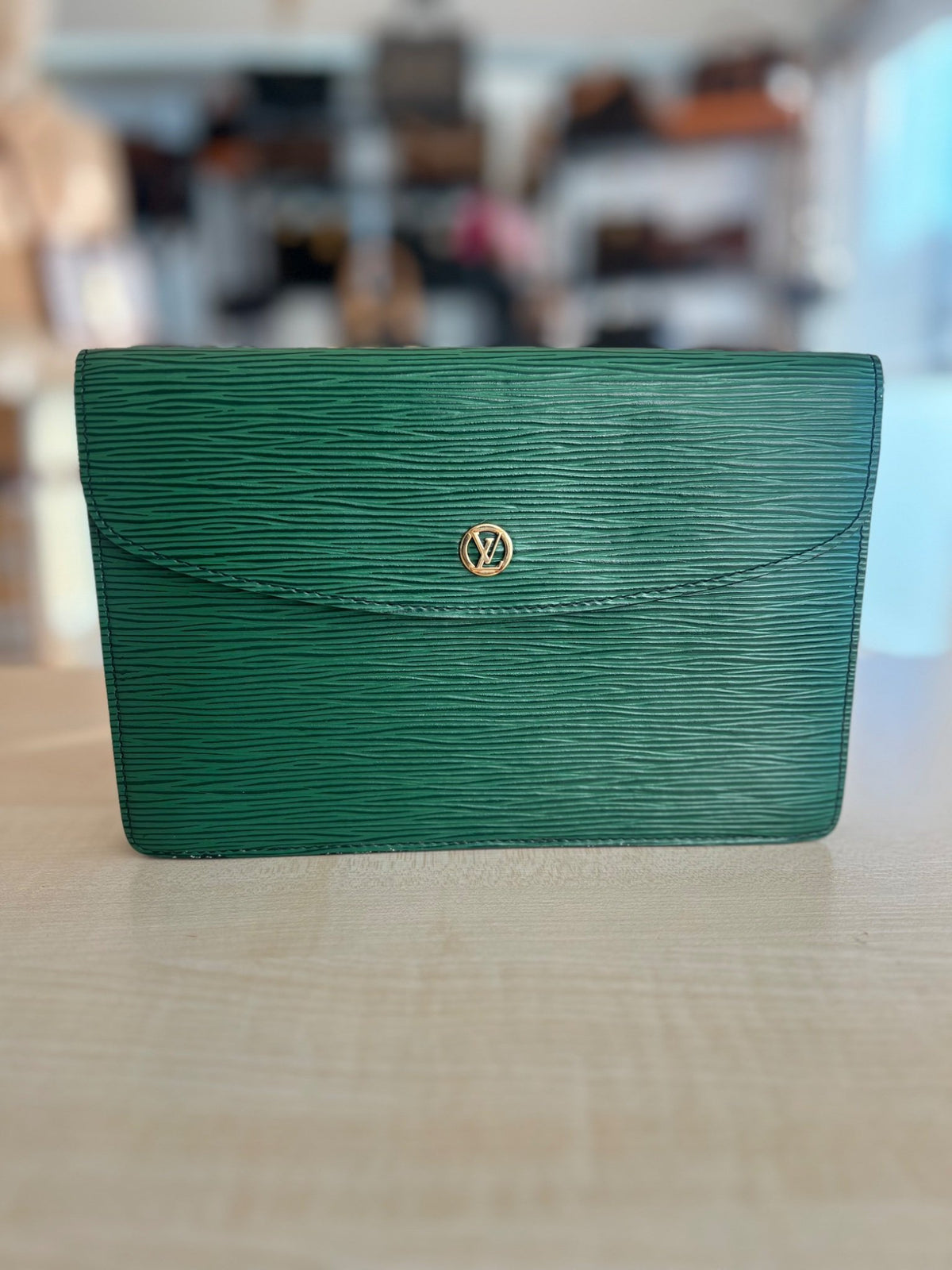 Pochette Louis Vuitton Montaigne authentifiée — Le comptoir vintage