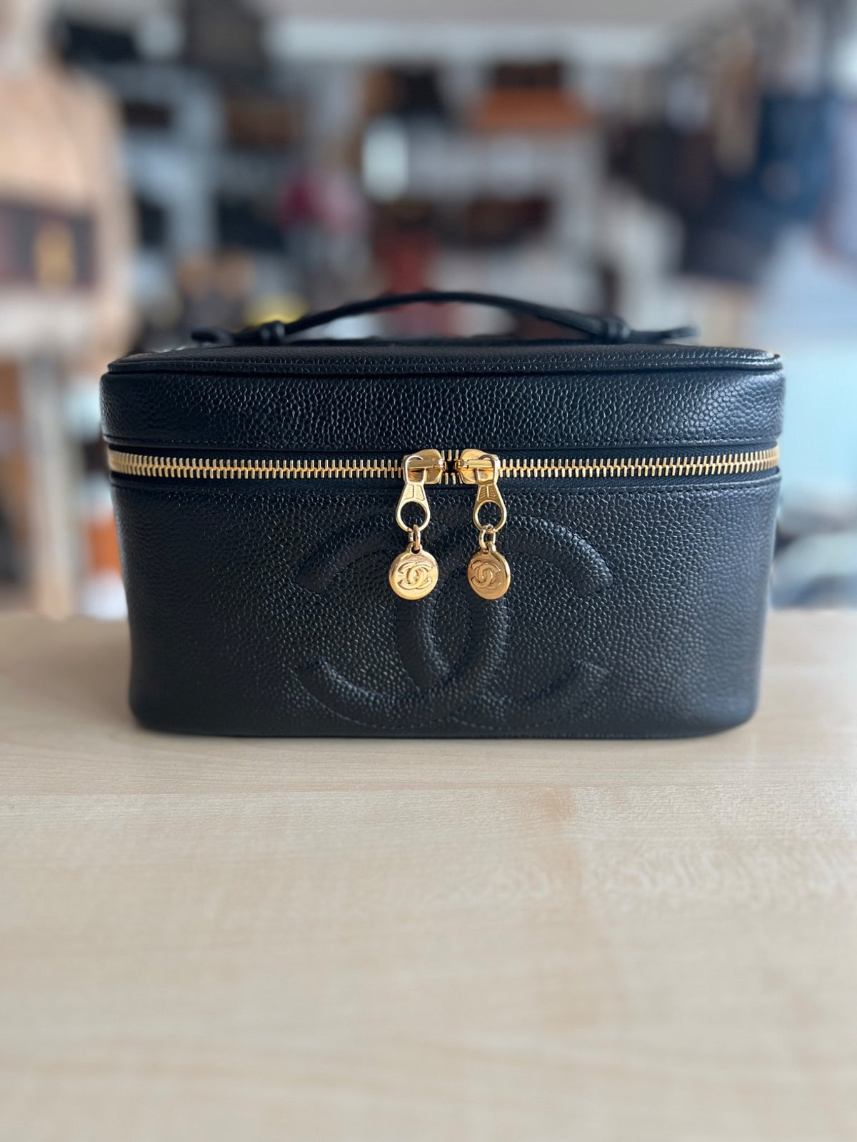 Sac Chanel Vanity cuir caviar 23x13x14 cm — vue 2 | Le comptoir vintage