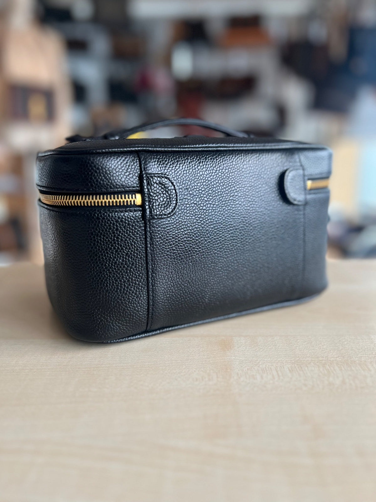 Sac Chanel Vanity cuir caviar 23x13x14 cm — vue 3 | Le comptoir vintage
