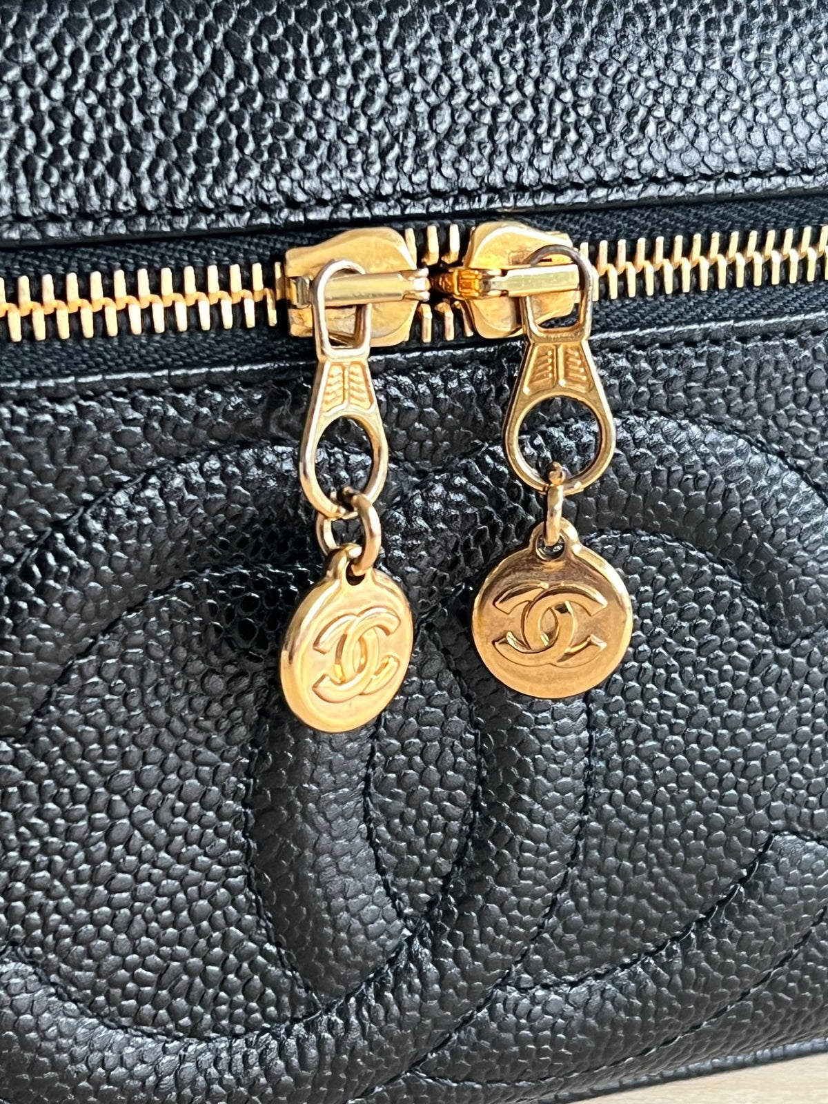 Sac Chanel Vanity cuir caviar 23x13x14 cm — vue 6 | Le comptoir vintage