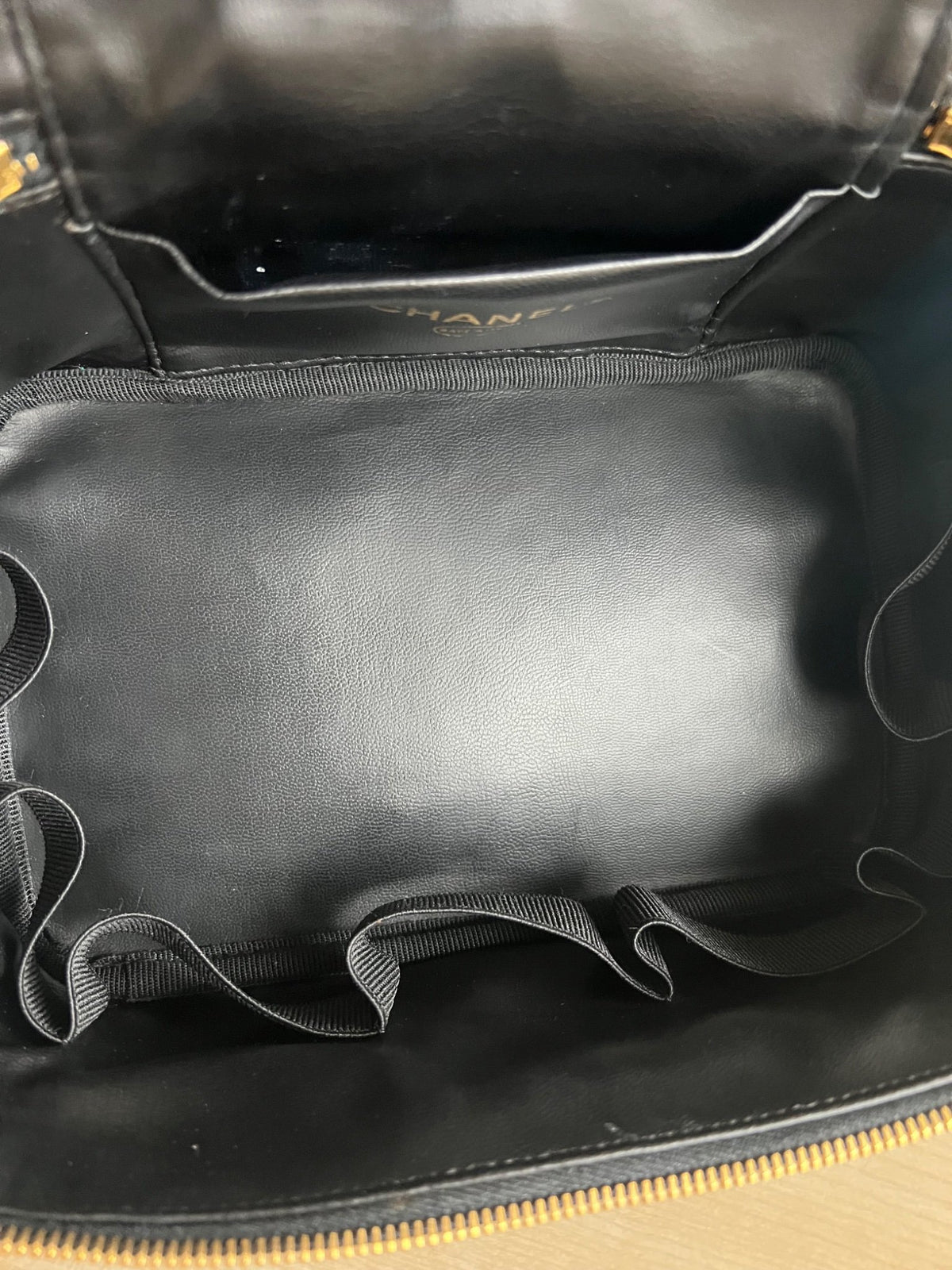 Sac Chanel Vanity cuir caviar 23x13x14 cm — vue 12 | Le comptoir vintage