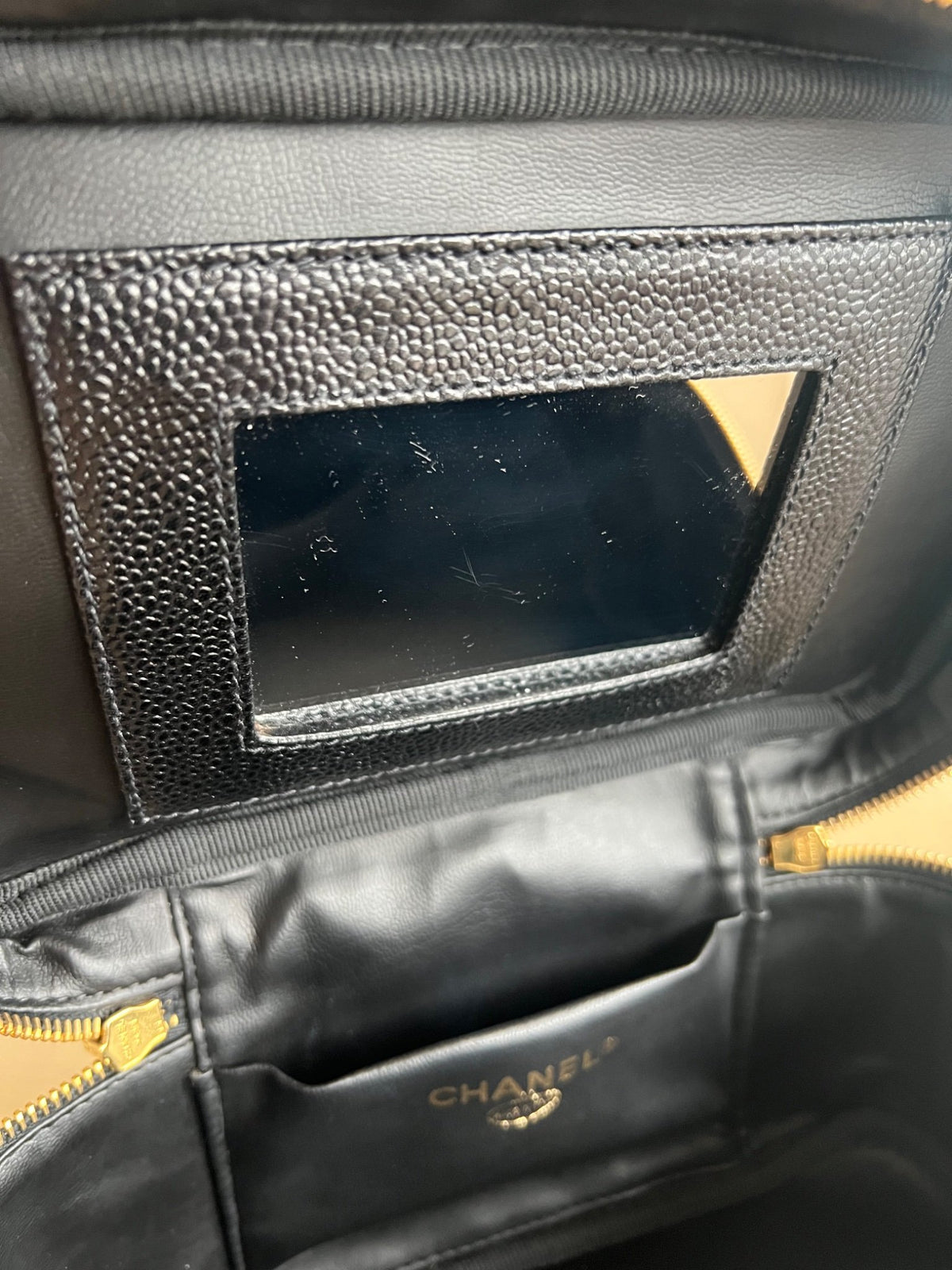 Sac Chanel Vanity cuir caviar 23x13x14 cm — vue 13 | Le comptoir vintage