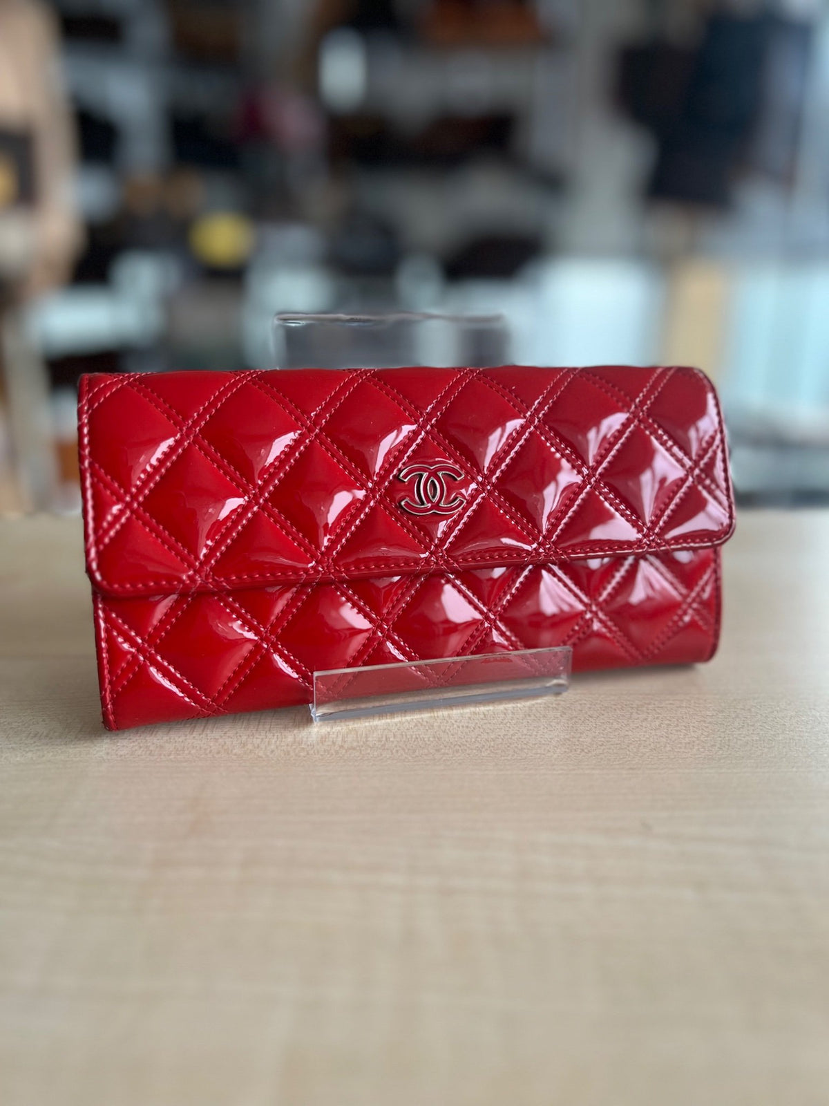 Portefeuille long Chanel cuir vernis rouge  authentifié — Le comptoir vintage