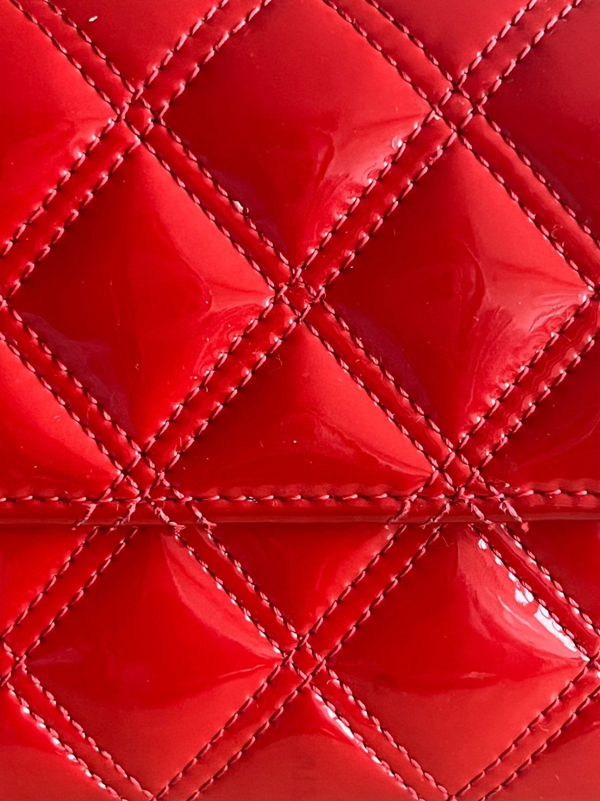 Portefeuille long Chanel cuir vernis rouge  — vue 6 | Le comptoir vintage