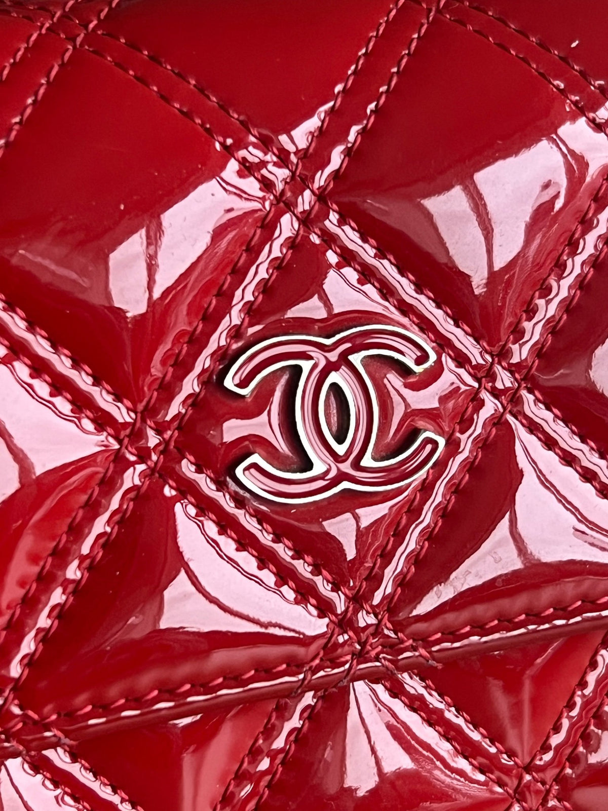 Portefeuille long Chanel cuir vernis rouge  — vue 5 | Le comptoir vintage