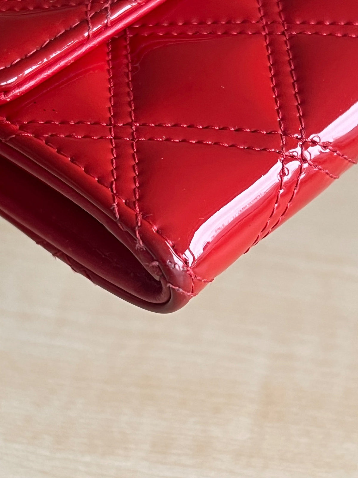 Portefeuille long Chanel cuir vernis rouge  — vue 7 | Le comptoir vintage