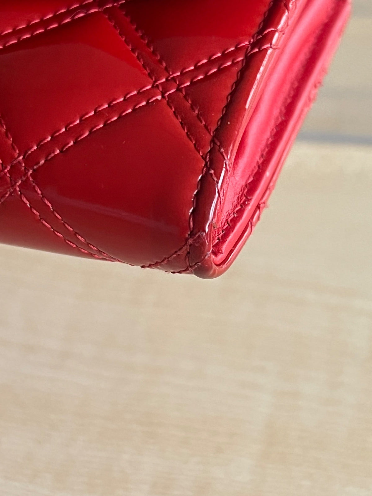 Portefeuille long Chanel cuir vernis rouge  — vue 8 | Le comptoir vintage