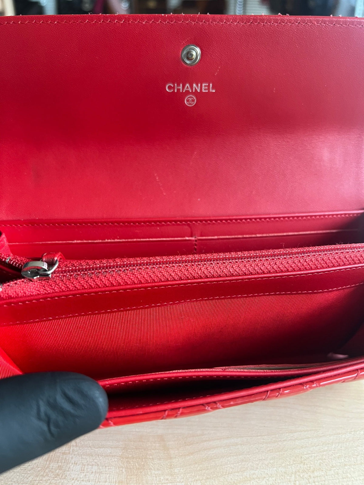 Portefeuille long Chanel cuir vernis rouge  — vue 9 | Le comptoir vintage