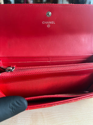 Portefeuille long Chanel cuir vernis rouge  — vue 9 | Le comptoir vintage