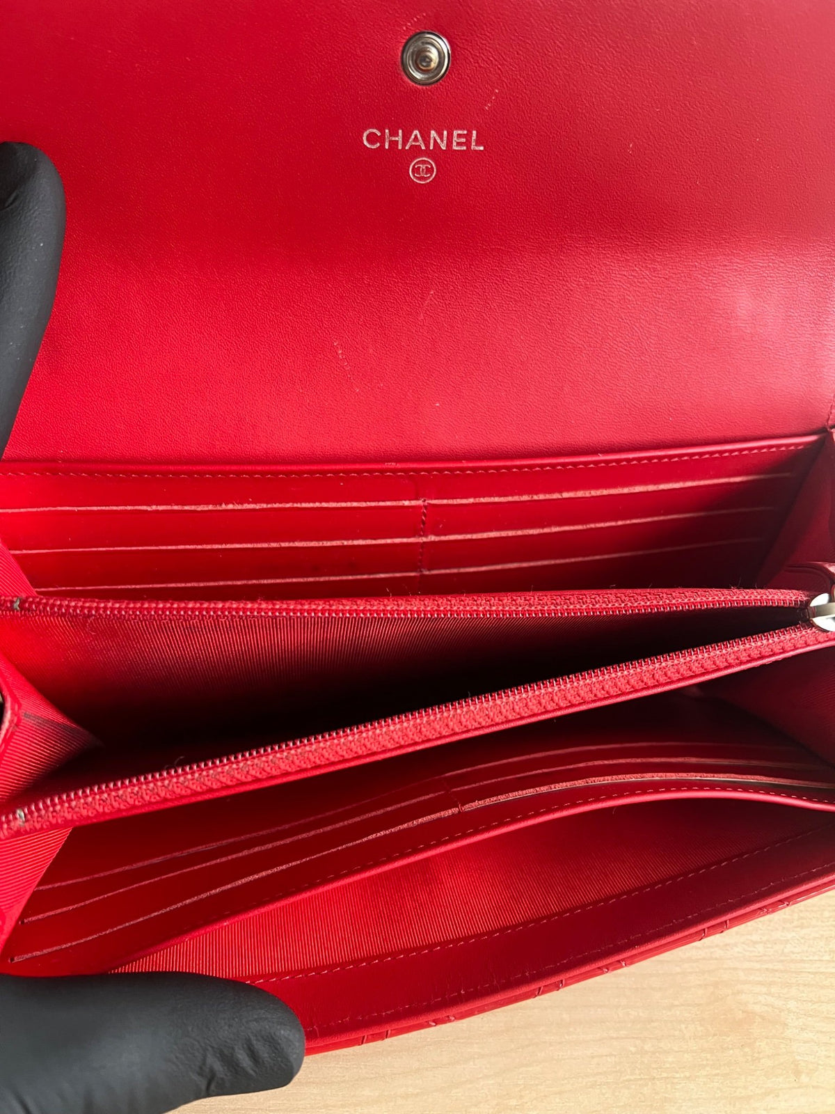 Portefeuille long Chanel cuir vernis rouge  — vue 12 | Le comptoir vintage