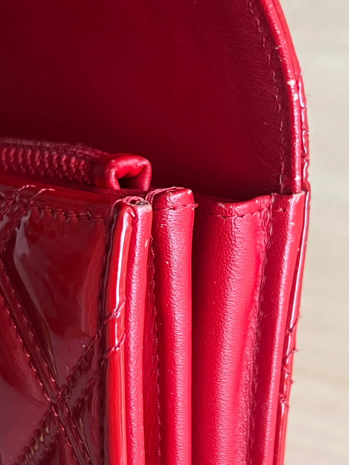 Portefeuille long Chanel cuir vernis rouge  — vue 17 | Le comptoir vintage