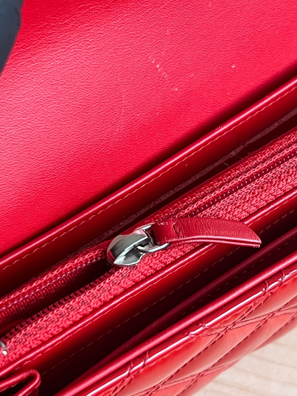 Portefeuille long Chanel cuir vernis rouge  — vue 16 | Le comptoir vintage
