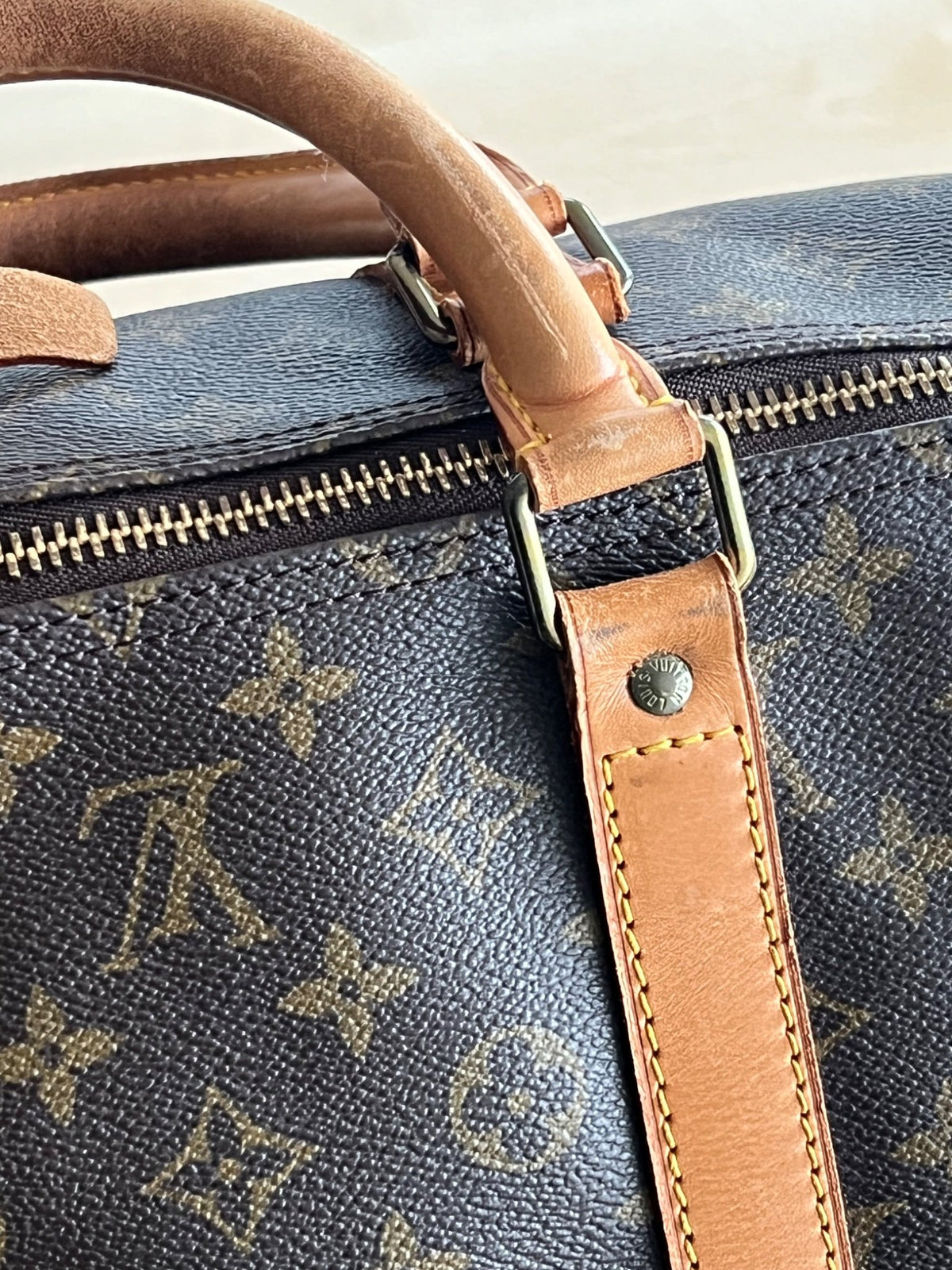 Sac de voyage Louis Vuitton Keepall Bandoulière 55 — vue 9 | Le comptoir vintage