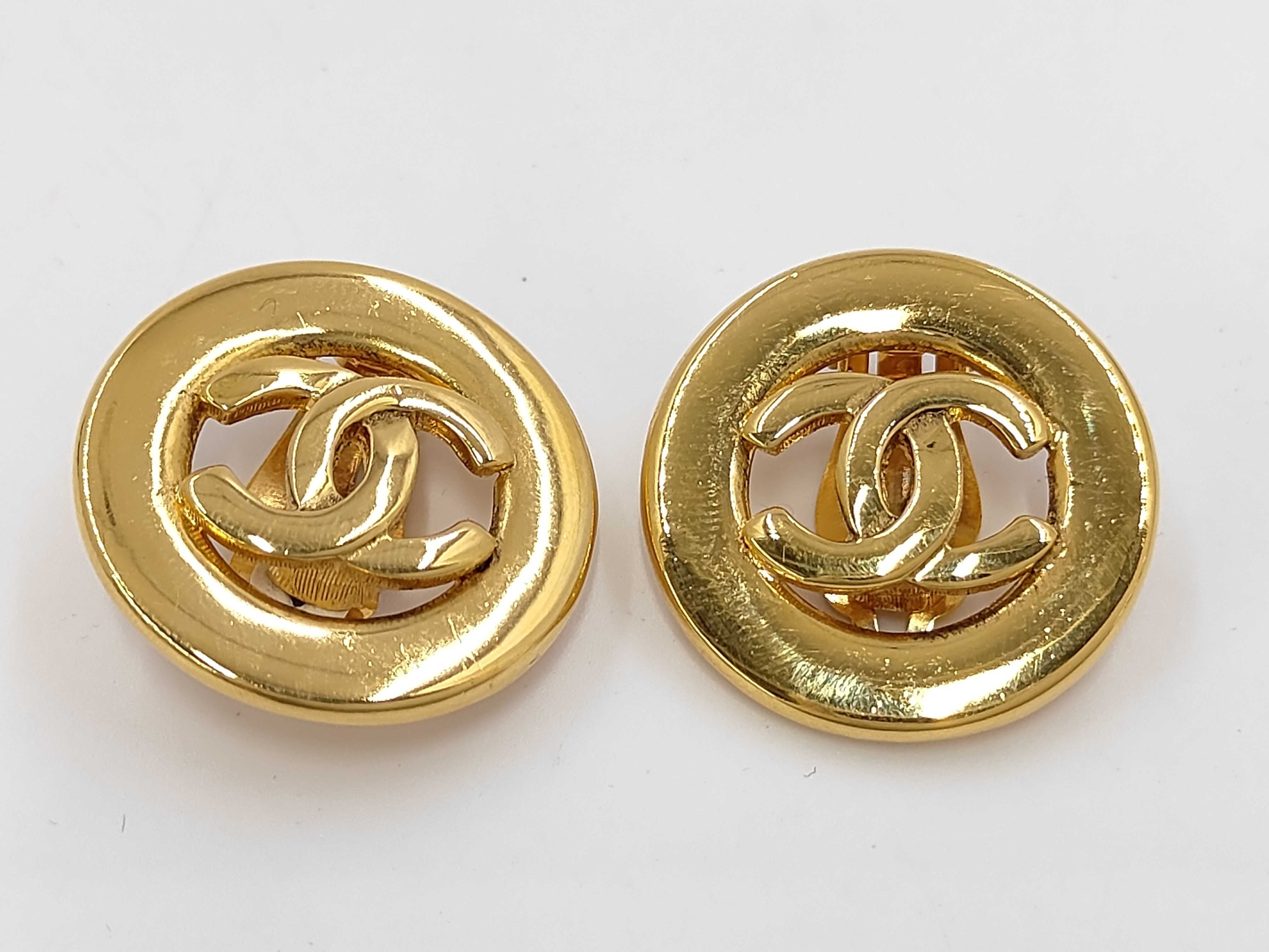 Chanel Boucles d'oreilles clips ronds logo CC authentifiée — Le comptoir vintage