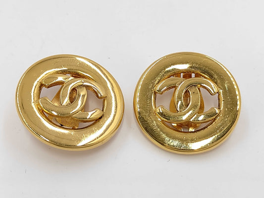 Chanel Boucles d'oreilles clips ronds logo CC authentifiée — Le comptoir vintage