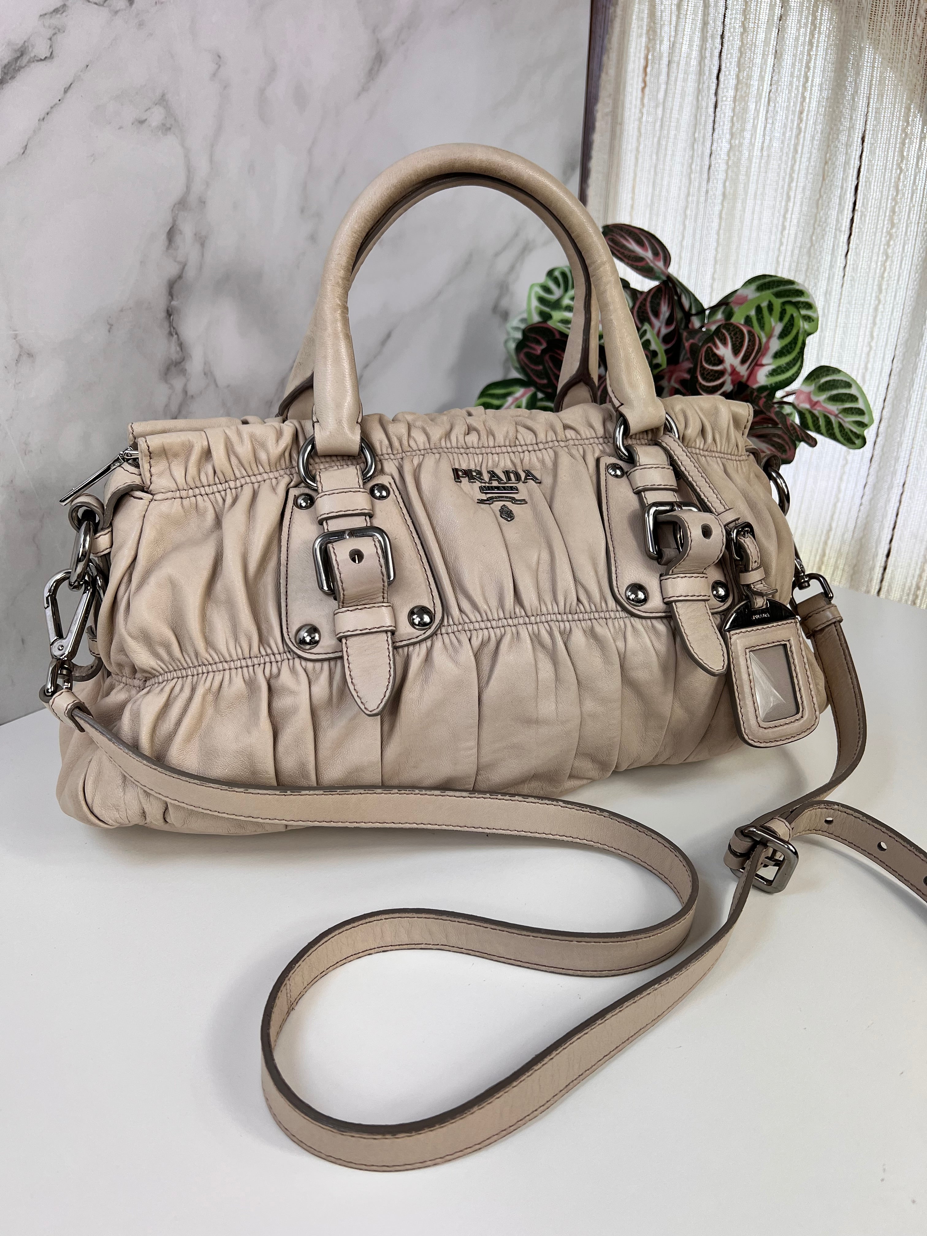 Sac Prada gaufre en cuir -  Le Comptoir Vintage