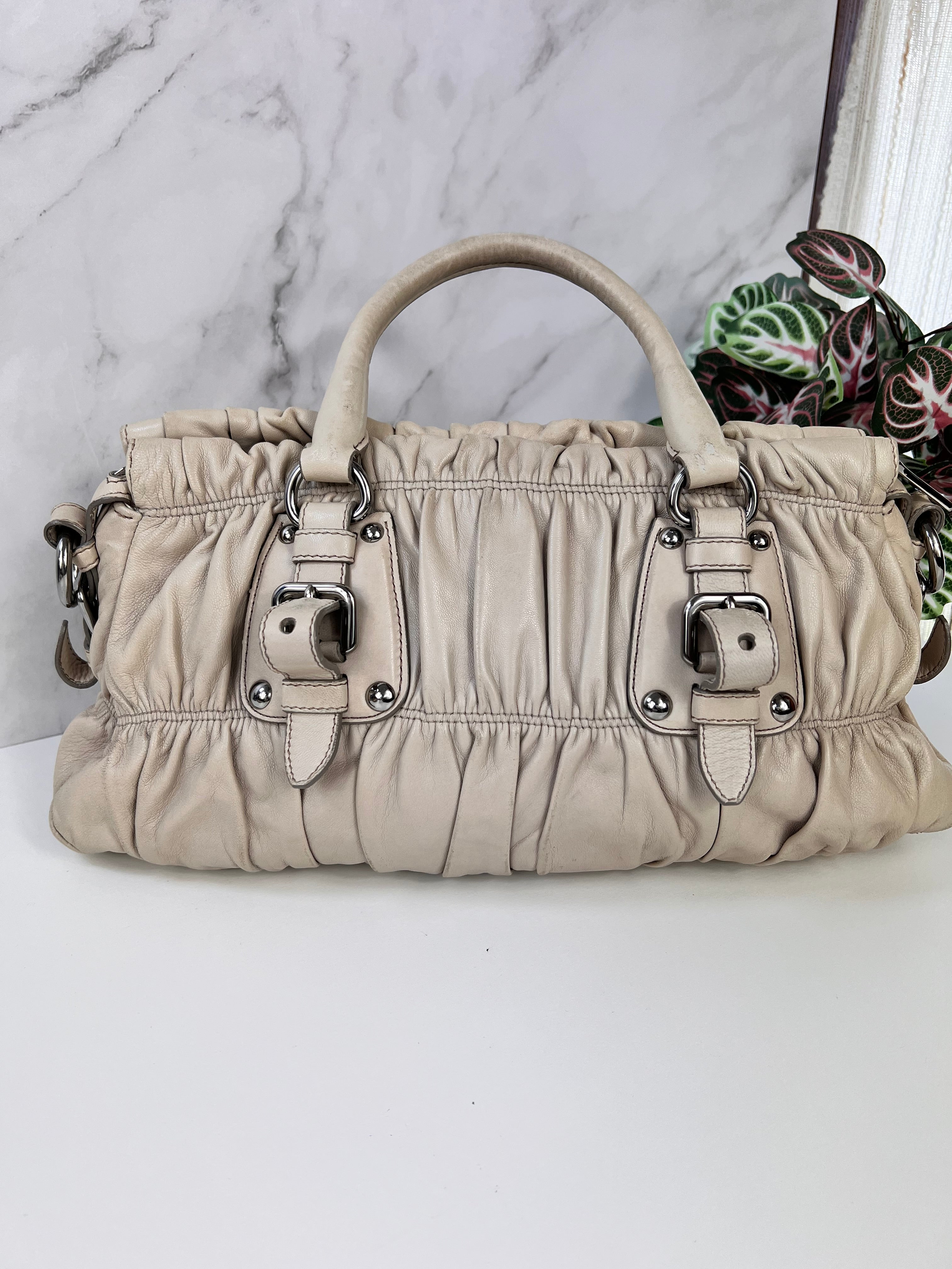 Sac Prada gaufre en cuir -  Le Comptoir Vintage