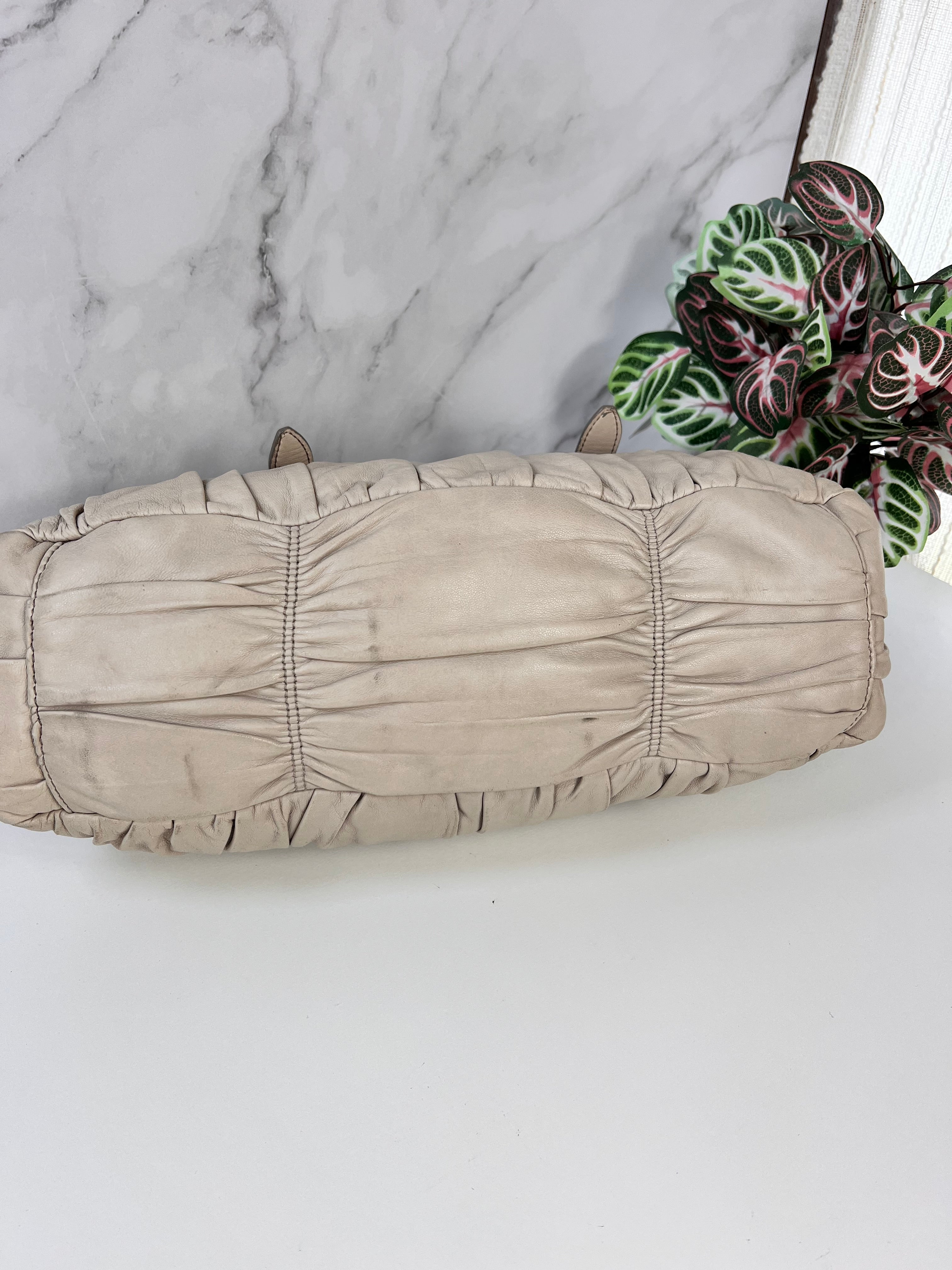 Sac Prada gaufre en cuir -  Le Comptoir Vintage