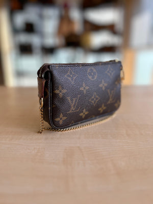 Mini pochette accessoires Louis Vuitton authentifiée — Le Comptoir Vintage