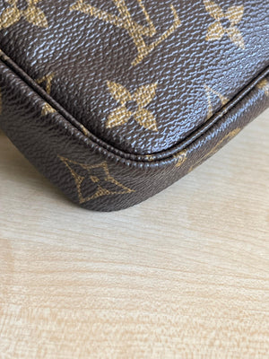 Mini pochette accessoires Louis Vuitton authentifiée — Le Comptoir Vintage