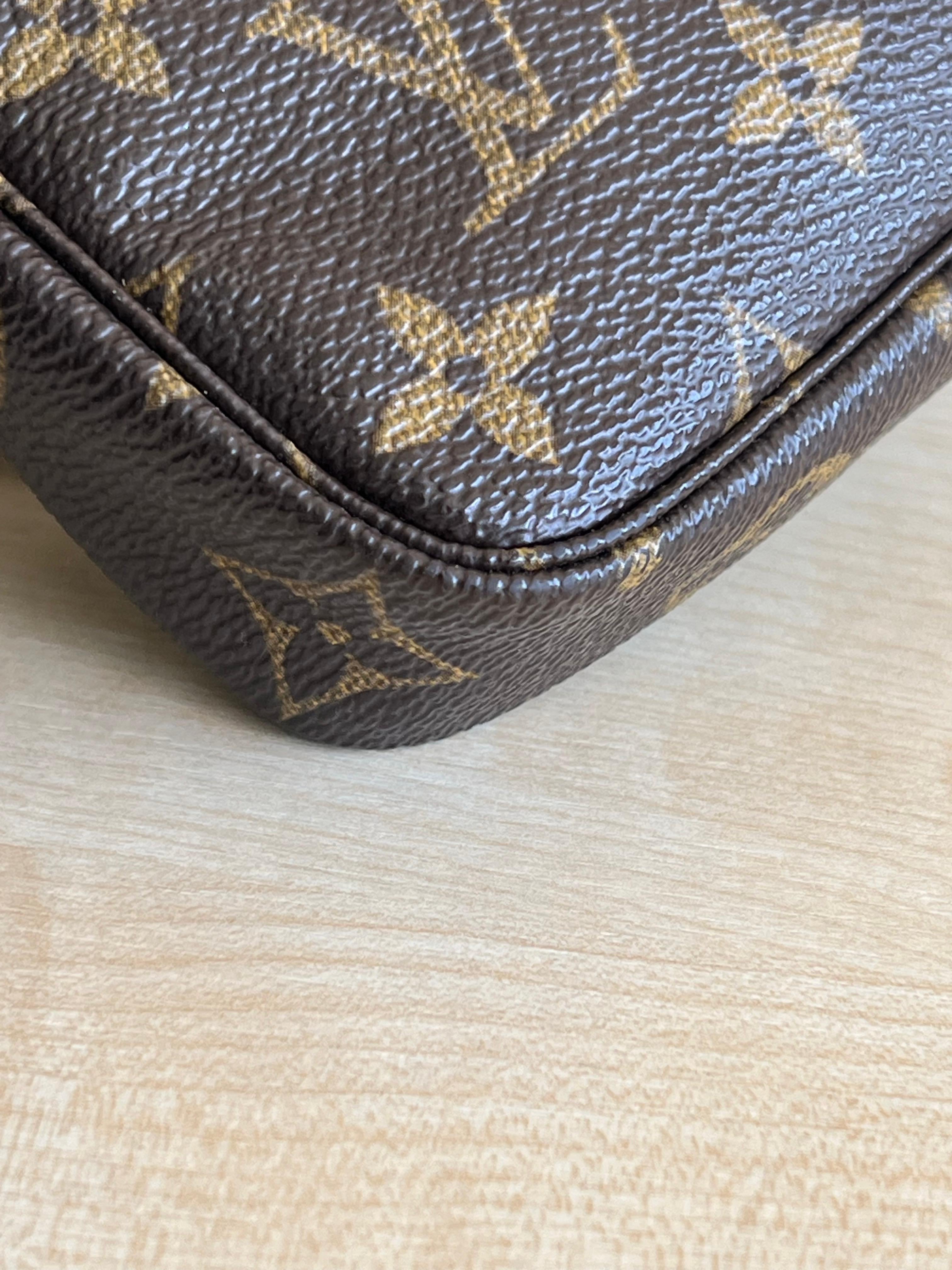 Mini pochette accessoires Louis Vuitton authentifiée — Le Comptoir Vintage