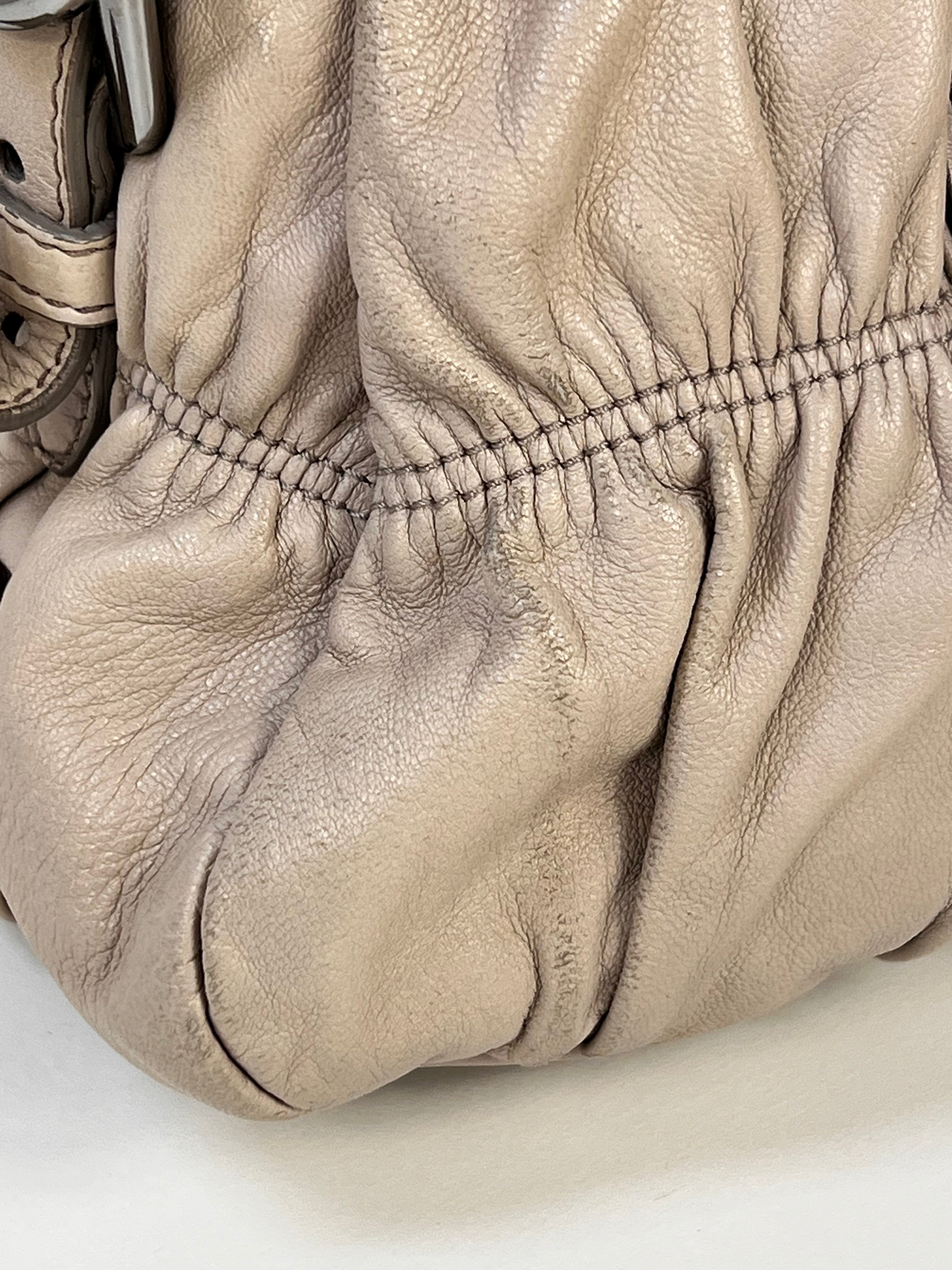 Sac Prada gaufre en cuir -  Le Comptoir Vintage