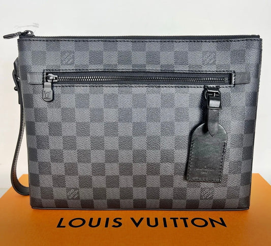 Louis Vuitton Pochette take off