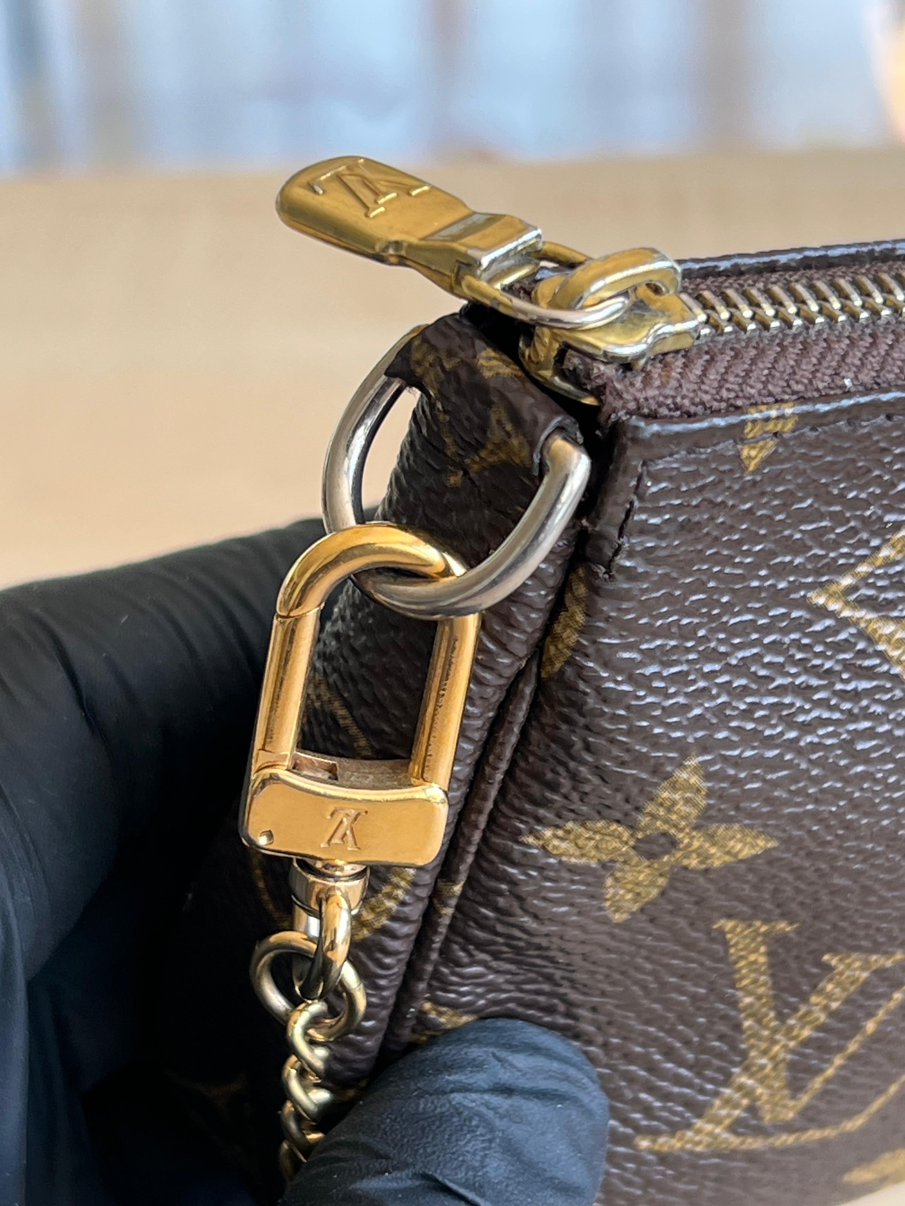 Mini pochette accessoires Louis Vuitton authentifiée — Le Comptoir Vintage