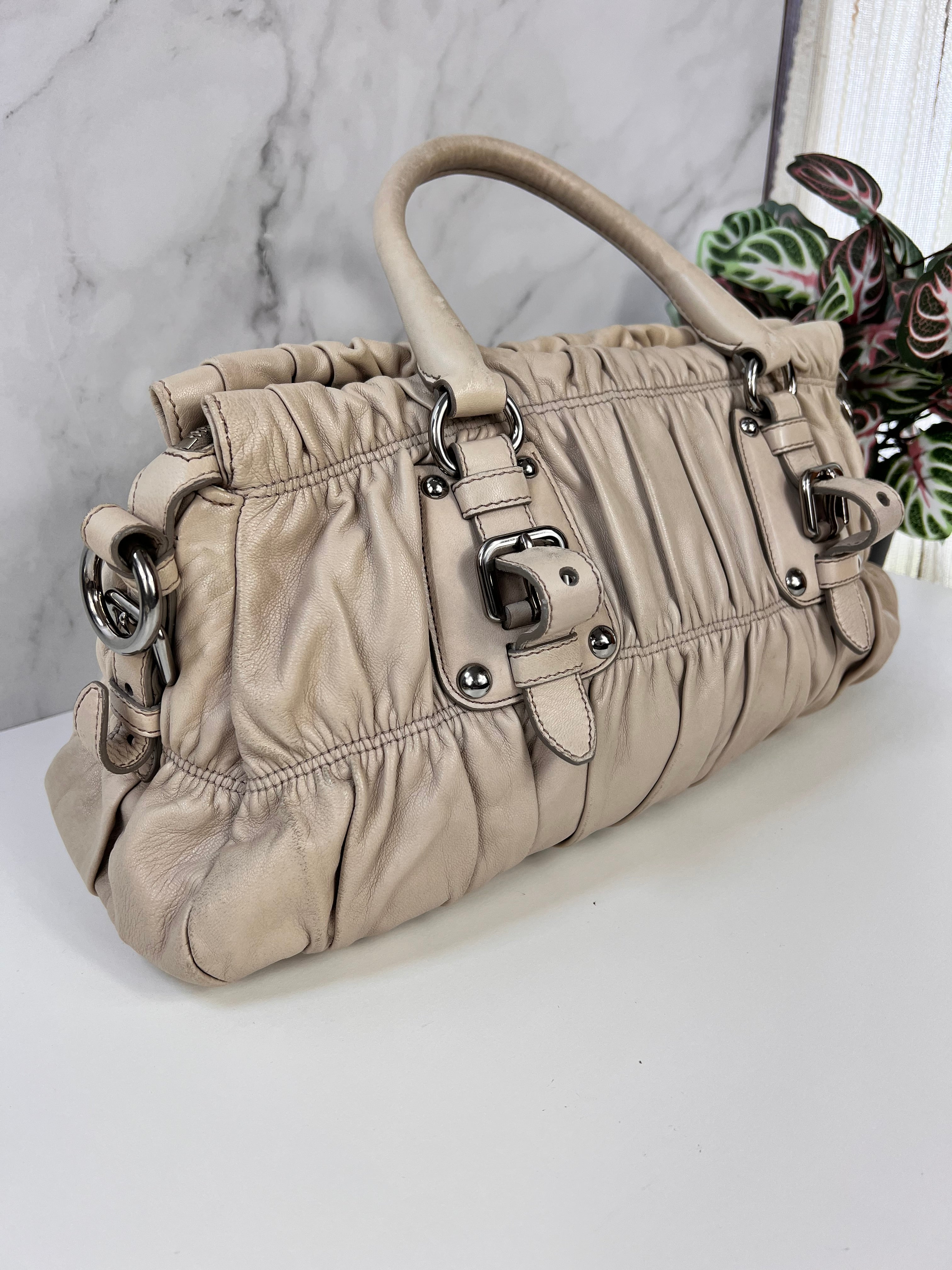 Sac Prada gaufre en cuir -  Le Comptoir Vintage