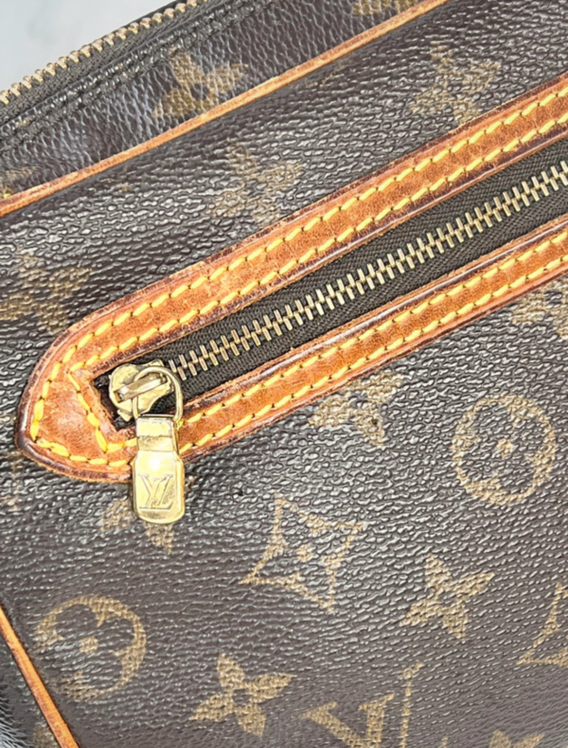 Pochette Louis Vuitton Marly -  Le Comptoir Vintage