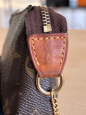 Mini pochette accessoires Louis Vuitton authentifiée — Le Comptoir Vintage