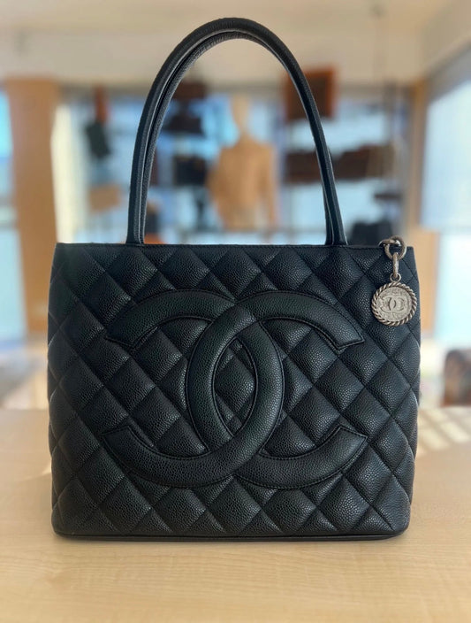Chanel médaillon