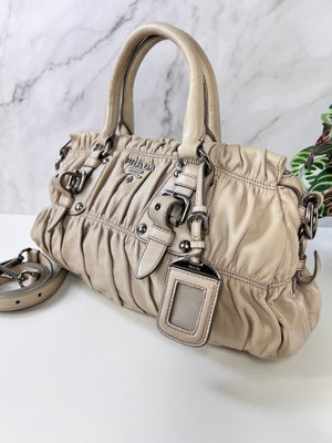 Sac Prada gaufre en cuir -  Le Comptoir Vintage