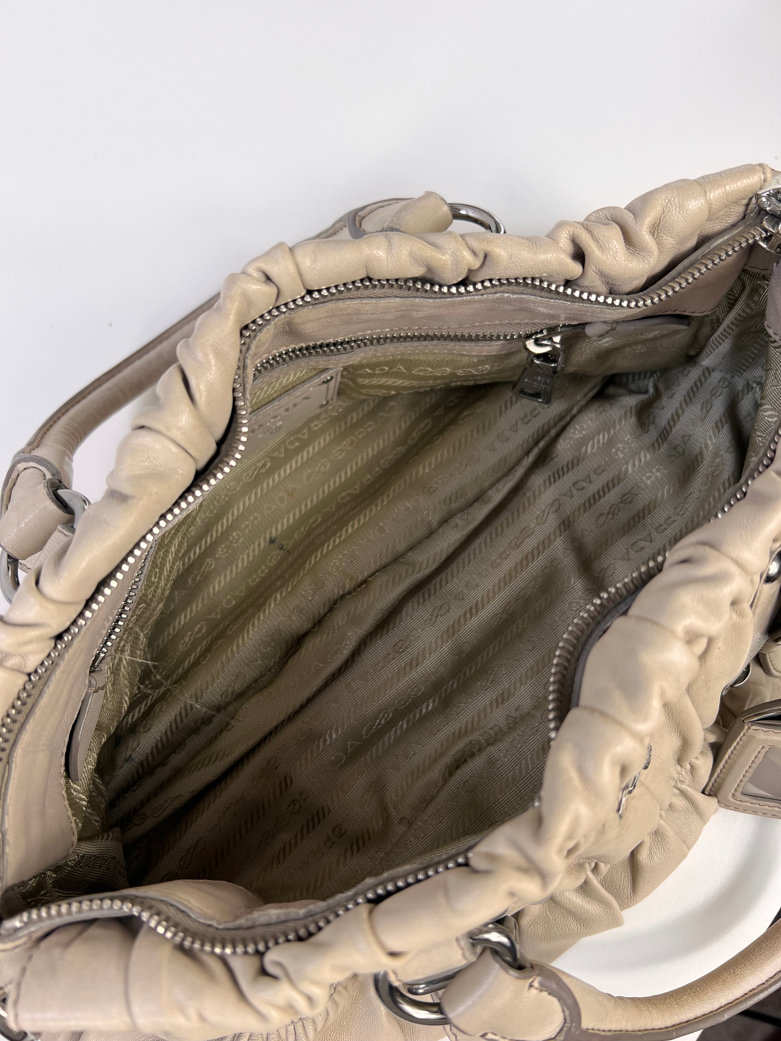 Sac Prada gaufre en cuir -  Le Comptoir Vintage