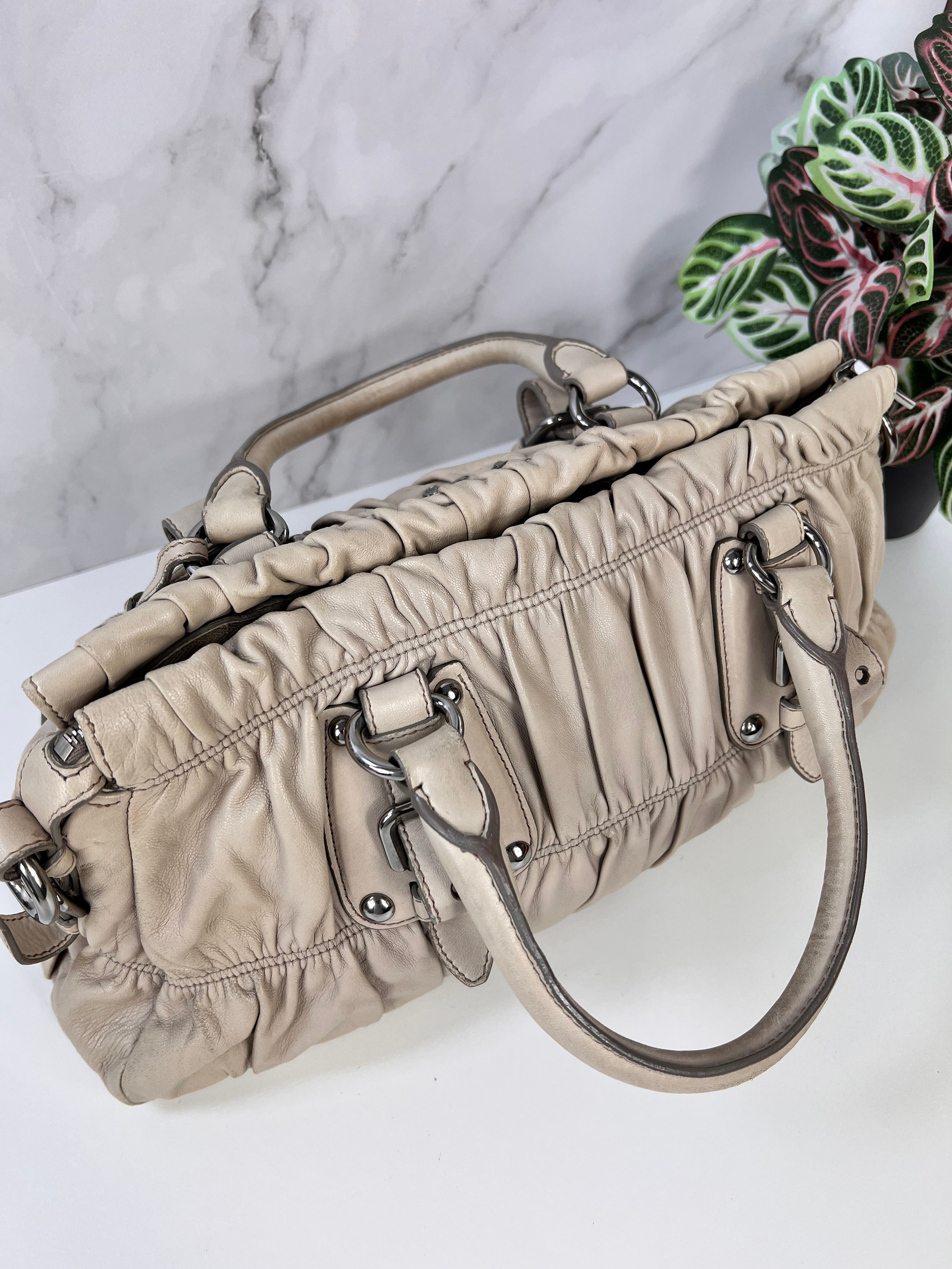 Sac Prada gaufre en cuir -  Le Comptoir Vintage