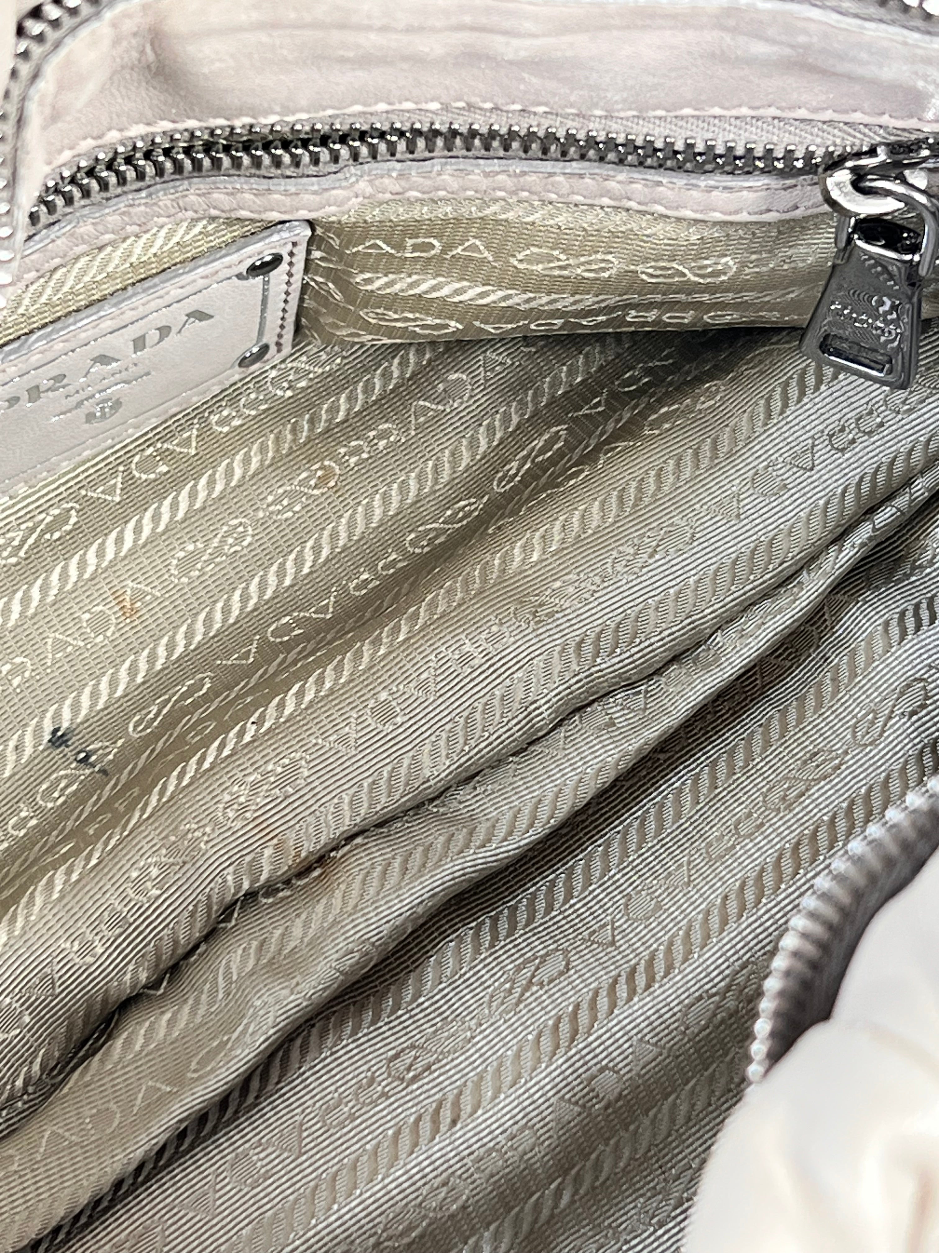 Sac Prada gaufre en cuir -  Le Comptoir Vintage